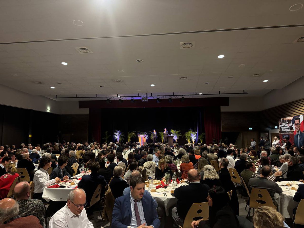 Antoine Vermorel-Marques (@antoinevermorel) on Twitter photo Ce soir à Renaison, salle comble avec plus de 400 personnes réunies autour de <a href="/MichelBarnier/">Michel Barnier</a> !
L’occasion de revenir sur son expérience à Matignon mais aussi de parler de l’avenir de notre pays. Ce soir à Renaison, salle comble avec plus de 400 personnes réunies autour de <a href="/MichelBarnier/">Michel Barnier</a> !
L’occasion de revenir sur son expérience à Matignon mais aussi de parler de l’avenir de notre pays.