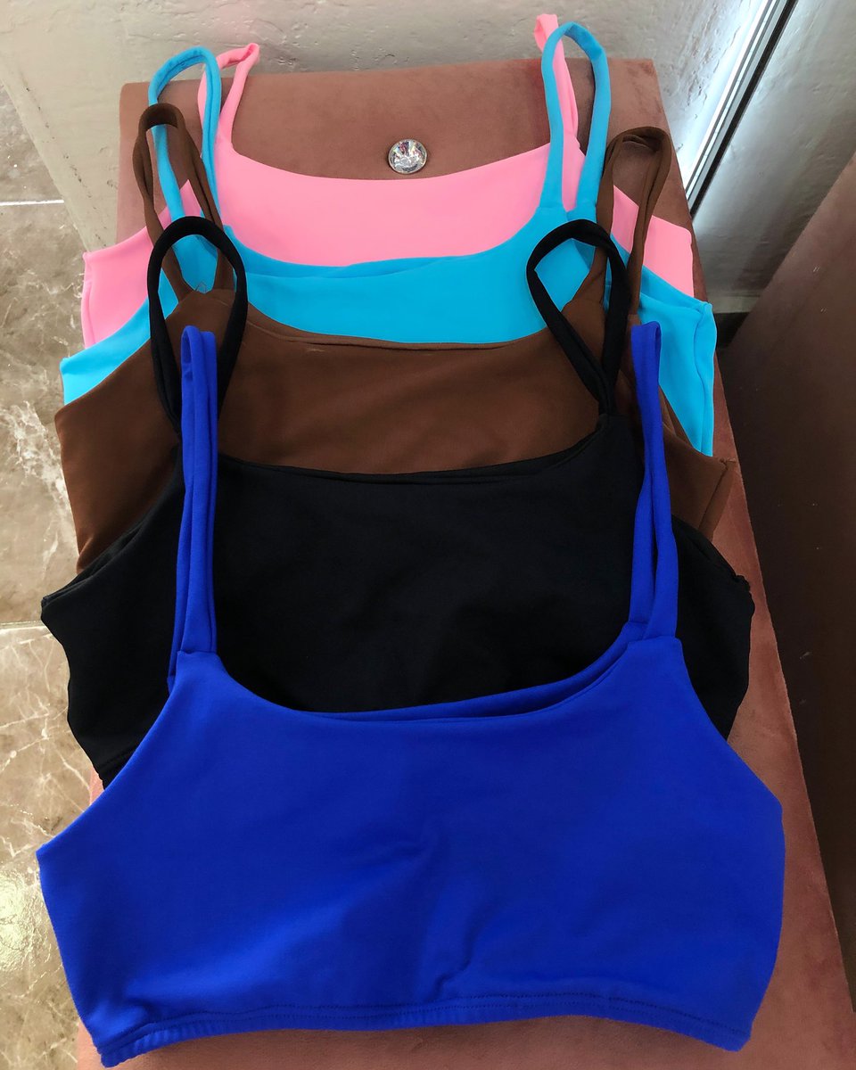 Cropped básico 💟
.
.
Tamanhos: P/M/G
.
.
Enviamos através do moto boy ou correios