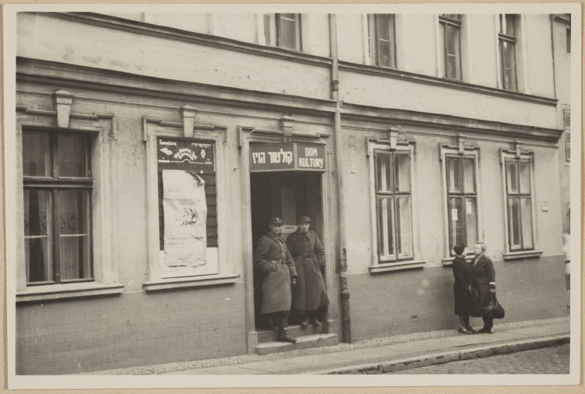 #ApplyNow #CallForPapers
Not the End, Not the Beginning. Reconstructing Jewish Life in Poland and Central Europe after the Second World War

15–17 June 2025, @polinmuseum 
Deadline: 1 March 2025
dubnow.de/en/tender/not-…

Photo: Rychbach, 1945–1946, from the collection of the JHI.