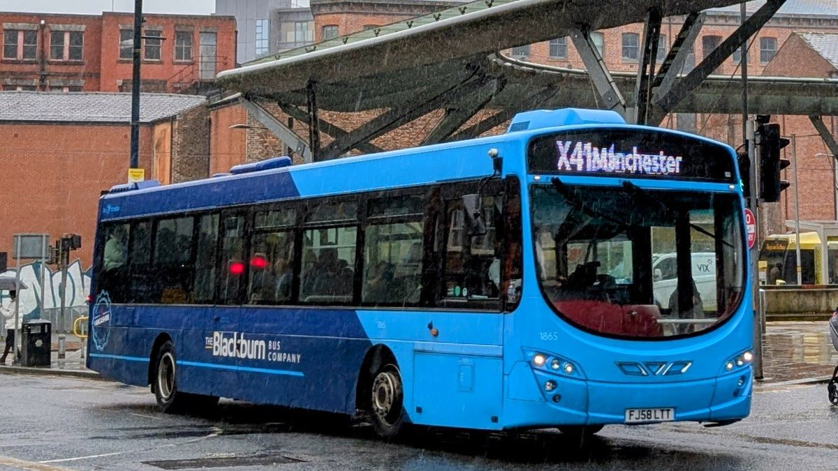 WC2512's tweet image. In the midst of a downpour ☔️

@blackburnbusco 1865 - FJ58 LTT in #Manchester Shudehill this afternoon about to work a #RedExpressX41 service back to #Ramsbottom then #Accrington.