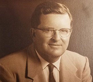 💡Milo Ellik, born in Chicago in 1905, was a pioneering urologist who invented the Ellik Evacuator in 1937. This device transformed urologic surgery by efficiently removing resected tissue, including bladder tumors, prostate chips, and stone fragments, significantly reducing