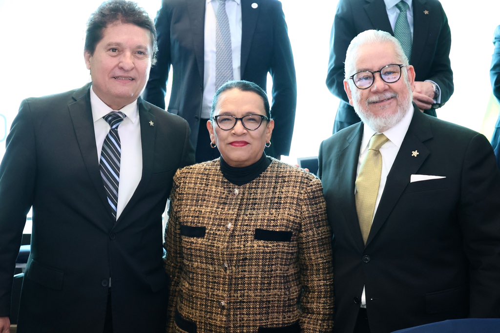 rosaicela_'s tweet image. Agradecemos la invitación del presidente de la @CONCAMIN, @AMalagonB, a su CVII Asamblea General. Ante el actual complejo escenario internacional, los empresarios tienen todo el respaldo del Estado Mexicano y la seguridad jurídica en sus inversiones para continuar engrandeciendo…