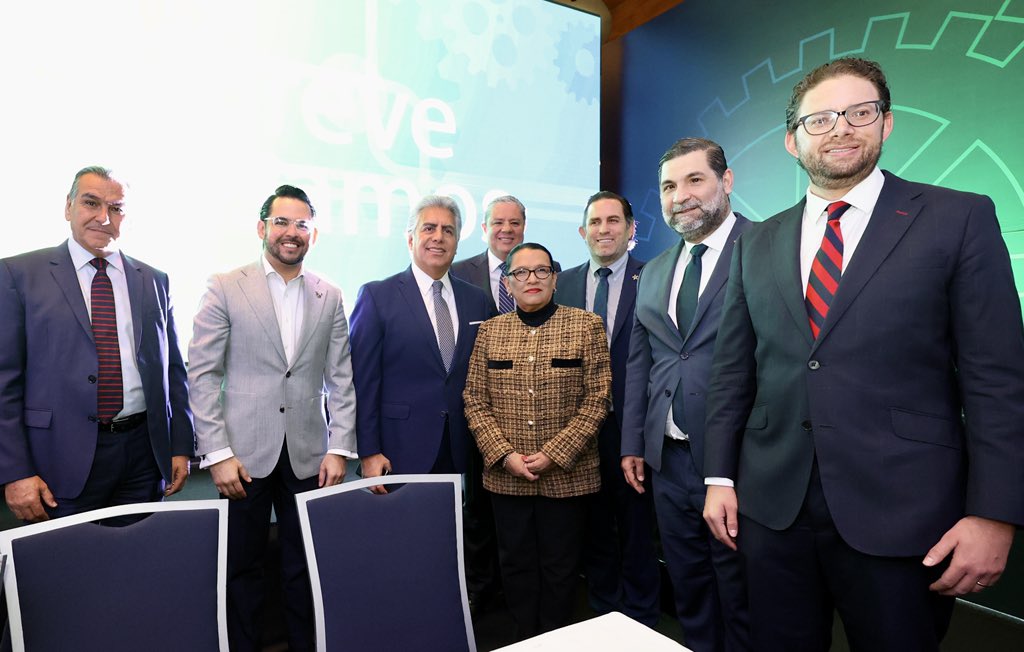 rosaicela_'s tweet image. Agradecemos la invitación del presidente de la @CONCAMIN, @AMalagonB, a su CVII Asamblea General. Ante el actual complejo escenario internacional, los empresarios tienen todo el respaldo del Estado Mexicano y la seguridad jurídica en sus inversiones para continuar engrandeciendo…