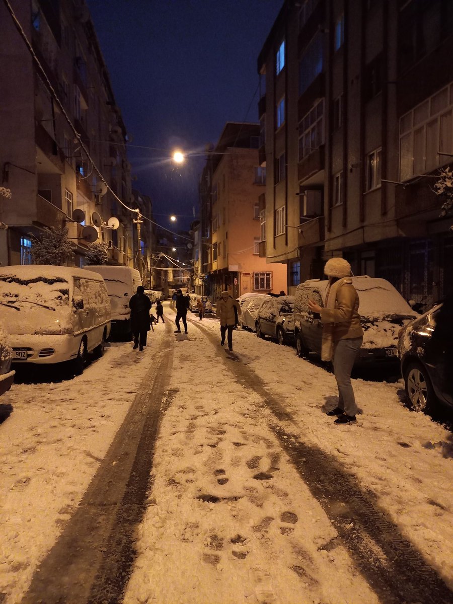 Dışarıda büyük-küçük farketmesiz herkes çok mutlu ya uzun zamandır kimseyi bu kadar mutlu görmemiştim..

#karyağışı