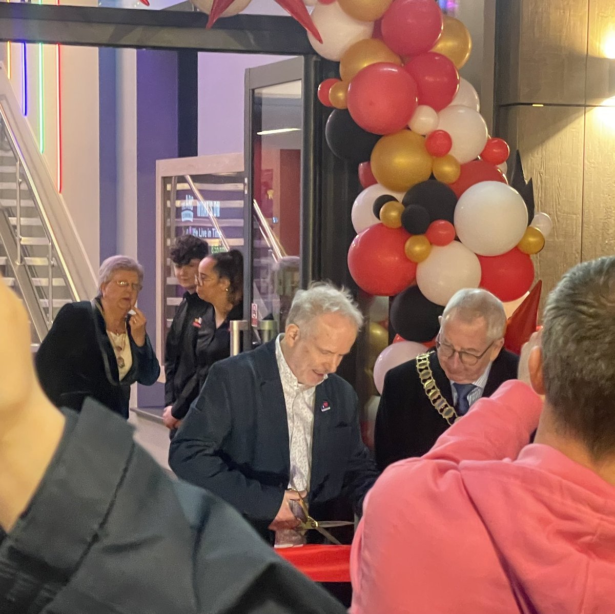 What a fantastic event Preston community came to witness the unveiling of Feathers McGraw statue by none other than the creator Nick Park!  Nick also opened the Arc cinema at Animate and answered questions  about the Wallace and Gromit movie 🎥 🍿🍾 Preston brass band played ❤️