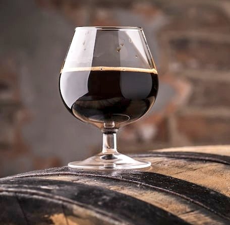 DCappannari's tweet photo. La densità iniziale (OG) di una #birraArtigianale può variare da 1.030 a 1.080, influenzando alcol e corpo: un Barley Wine può spingersi oltre 1.100, e richiedere lieviti ad alta tolleranza (come S. bayanus). Ma è la flocculazione la chiave per birre limpide senza filtrazione. https://t.co/hVdjxaHfWt