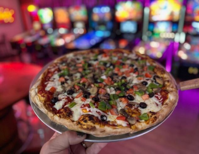 CoinTaker's tweet image. This is what a good time looks like! Join us for some Pizza, Pints, &amp;amp; Pinball tonight at 61 PinBar!

Visit our game lineup here to see the newest titles on our game floor: 61pinbar.com/blog/

OpenFri-Sat 11 AM - 8 PM, so stop by and see us!

📍 1437 PA-61, Sunbury, PA 17801