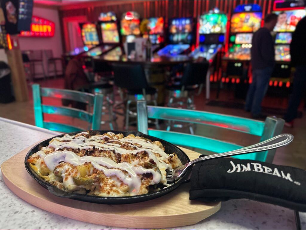 CoinTaker's tweet image. This is what a good time looks like! Join us for some Pizza, Pints, &amp;amp; Pinball tonight at 61 PinBar!

Visit our game lineup here to see the newest titles on our game floor: 61pinbar.com/blog/

OpenFri-Sat 11 AM - 8 PM, so stop by and see us!

📍 1437 PA-61, Sunbury, PA 17801