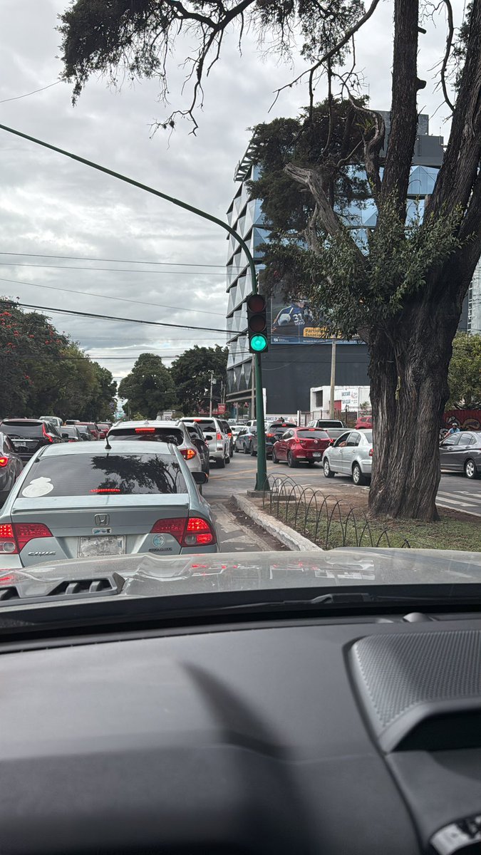 cuicui7's tweet image. Si la muni tan solo se preocupara por arreglar este tipo de cosas tan simples , de que los carros no bloqueen los semáforos , el tráfico fuera muchísimo menos del actual, pero ni eso …….@HFGuate @RQuinonezL @_cristiangt @amilcarmontejo @muniguate