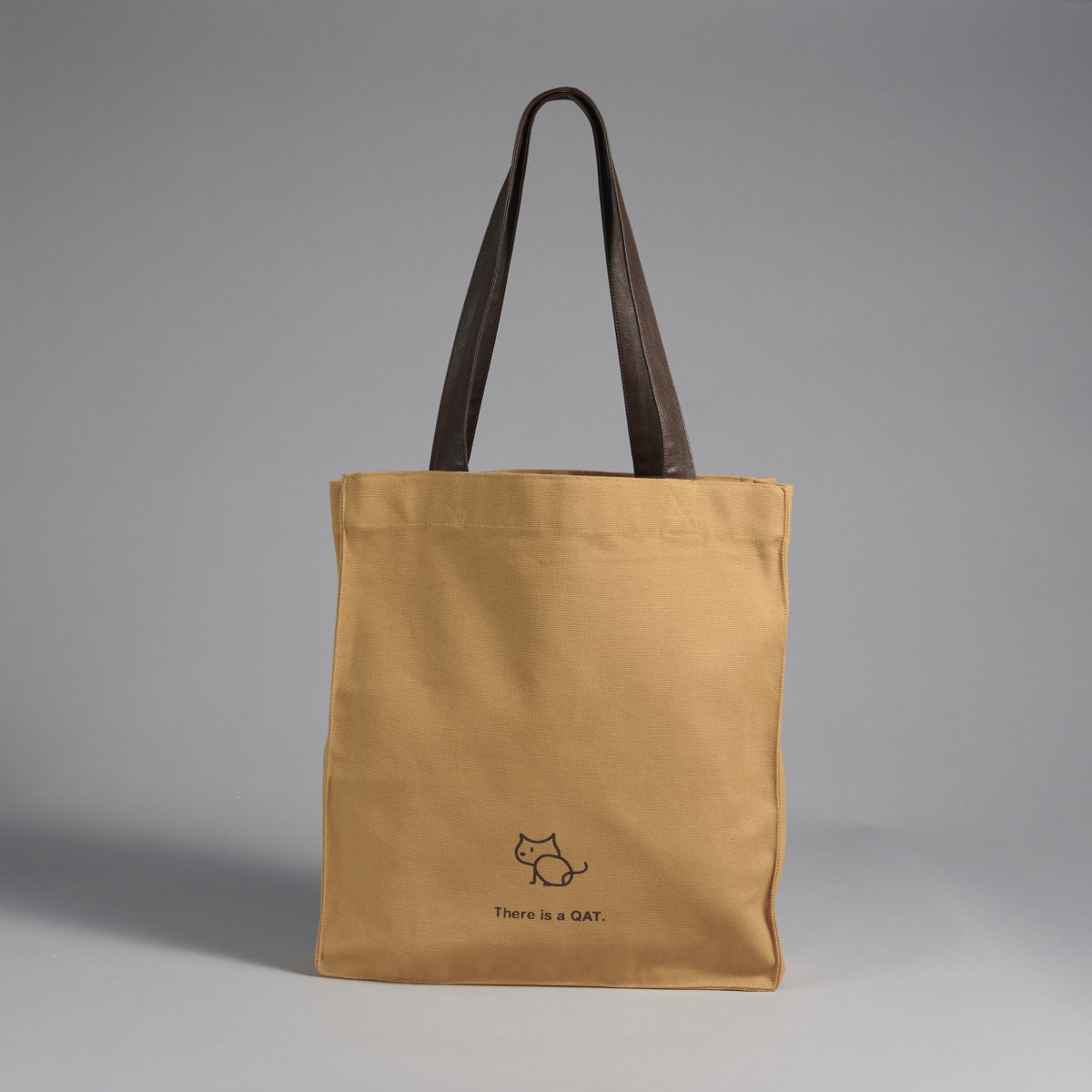 QurioStore_QK's tweet image. ＼😺今日2/22は、#猫の日😺／

🐾#QurioStore の猫のモチーフをご紹介🐾

英語の習得に関する実験に協力してくれる架空の動物、QAT（キャット）🐈。
初めて見る生き物が2匹いたら、複数形はどうなると思いますか？

▼&quot;QAT&quot; トートバッグ
quriostore.com/products/qat-t…

#ねこの日 #ネコの日  #QurioS