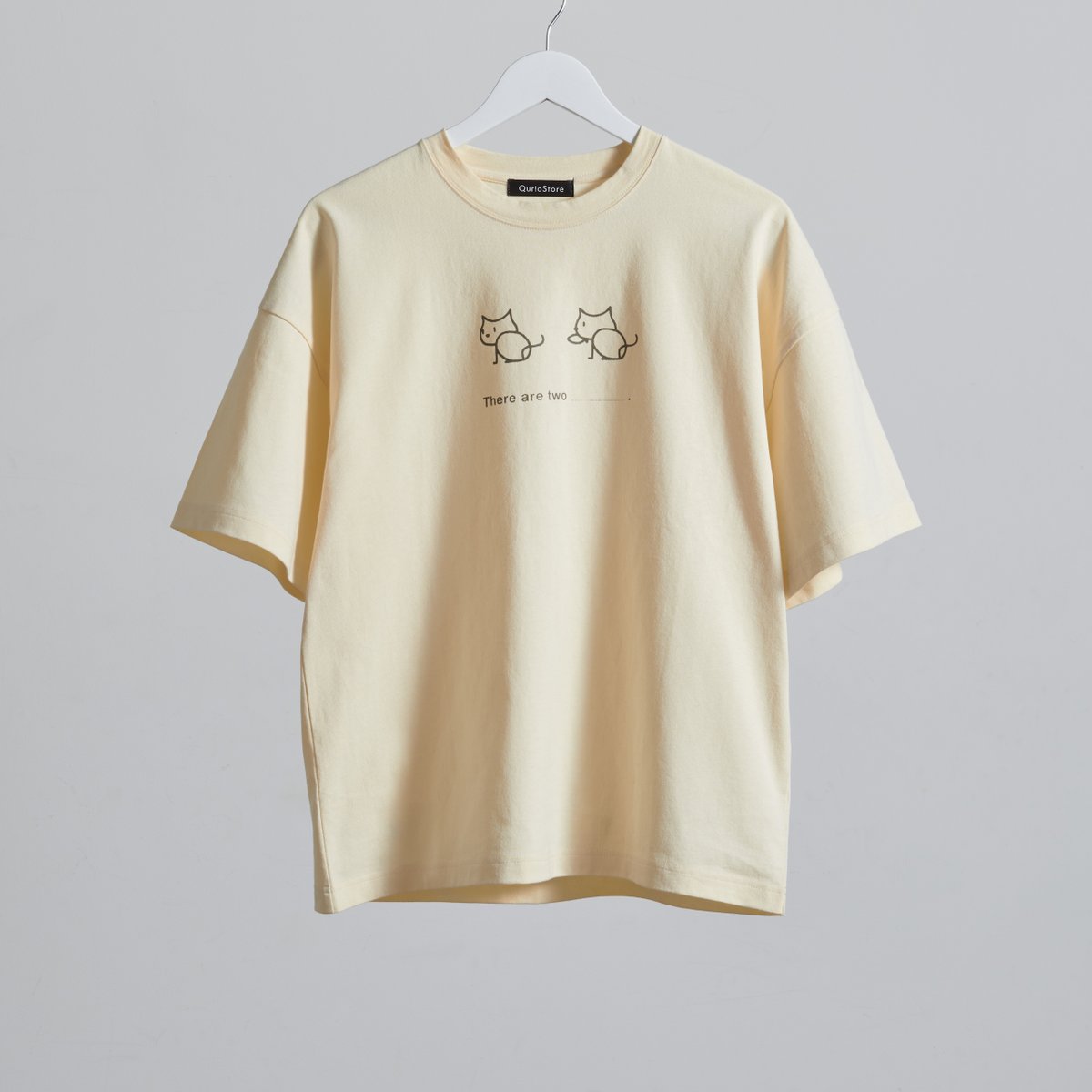 QurioStore_QK's tweet image. ＼😺今日2/22は、#猫の日😺／

🐾#QurioStore の猫のモチーフをご紹介🐾

英語の習得に関する実験に協力してくれる架空の動物、QAT（キャット）🐈。
初めて見る生き物が2匹いたら、複数形はどうなると思いますか？

▼&quot;QAT&quot; トートバッグ
quriostore.com/products/qat-t…

#ねこの日 #ネコの日  #QurioS