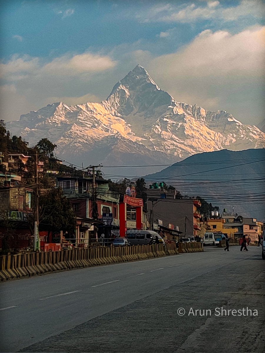 कुहिरो भित्र हराएको माछापुच्छ्रे एकाएक हिउँ बोकेर झुल्कियो आज...