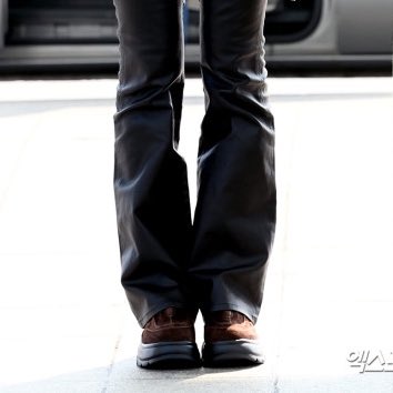 지젤이 신은 이 신발
적당히 굽도 있고 부츠컷 와이드팬츠 츄리닝 다 잘어울릴거같음 
저 부츠컷 바지랑 신었을때 전체적인 핏이 너무이뽀