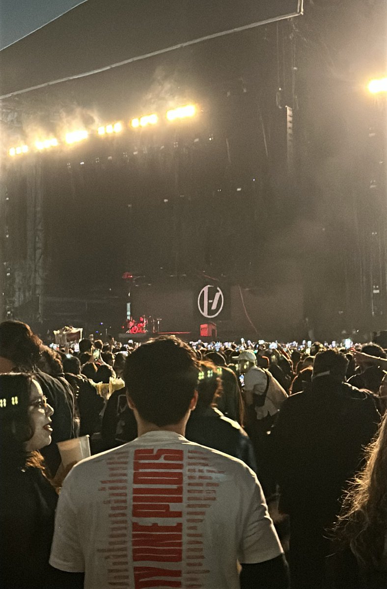 FairlyGab's tweet photo. VAMOS A VER A TYLER Y A JOSH #ClancyCDMX https://t.co/GU3w8N3sIp