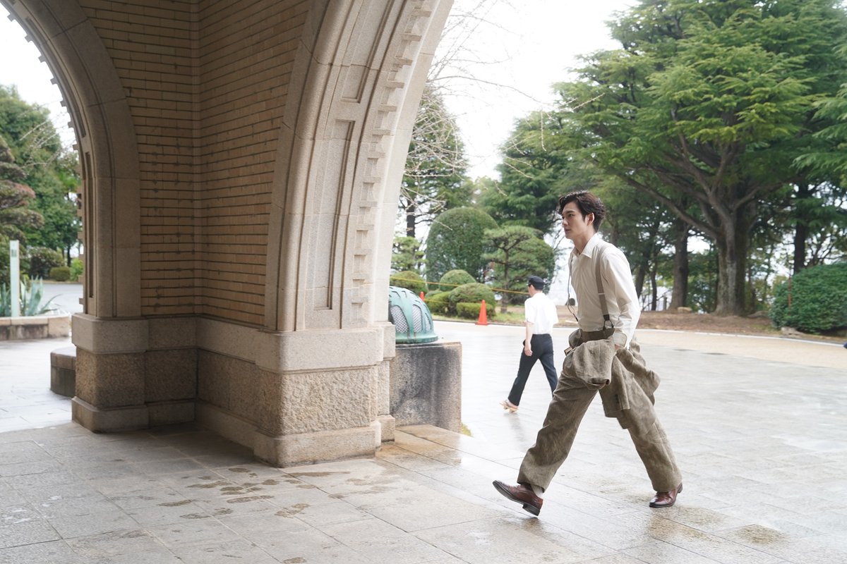 KobeU_PR's tweet image. 【メディア情報】神戸大学が映画「#ゆきてかへらぬ」のロケ地になりました（2/21より全国公開）

小林秀雄を演じる岡田将生さんが、本学・六甲台本館を歩くシーンはこちら。ぜひスクリーンでもご覧ください。
@yk_movie2025