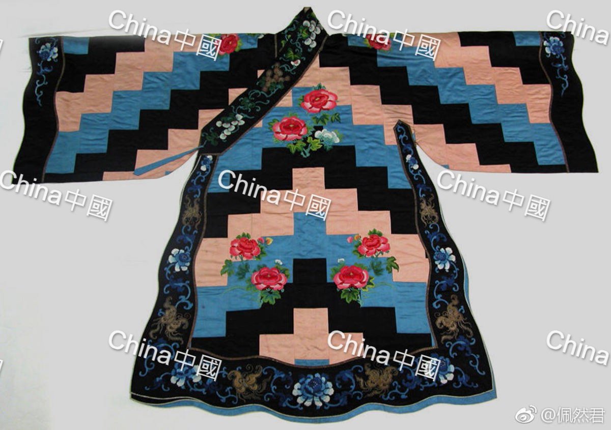 CCPCC0_2's tweet photo. 清朝漢服(#水田衣)
Traditional Chinese clothing (#Hanfu) in the #QingDynasty.

#漢服 #清朝 #ChineseTraditionalClothing #中國文化 #中華文化 #漢文化 #ChineseCulture #HanCulture #中國 #中華 #Chinese #中國人 #華人 #漢族 #ChineseEthnicClothing
#中國民族服飾 #漢族服飾 #China #HanChinese https://t.co/9gJQJu7anU