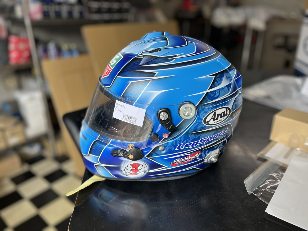 LEG_MOTORSPORT's tweet photo. カッケーーー
牧野任祐選手ベースを阪口良平選手のカラーとマッドコートで #hidecks さんに仕上げてもらいました♪
これで、公式レース車検も合格です💯
#牧野任祐 #阪口良平
 #ヘルメットカスタムペイント https://t.co/Pl1axcleTB