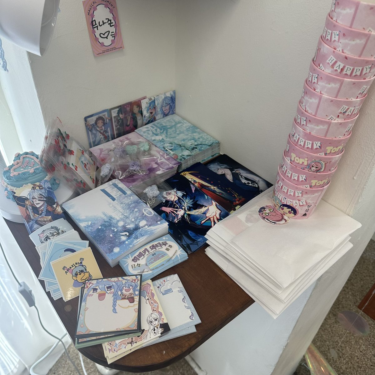 무료배포존 현황입니다! 

2024 히비키 와타루 쁘띠 생일카페, 2025 히메미야 토리 생일카페에서 전프레를 나눔해 주셨습니다.