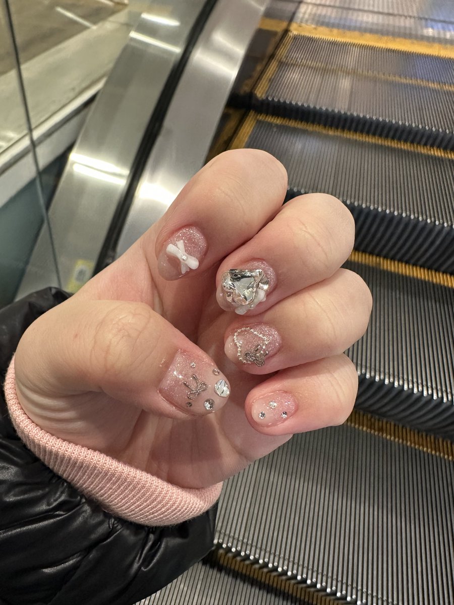 半年ぶりにネイル復活させた~🎀

ずっと爪みちゃう〜かわいい♡♡♡
お米といでる時もかわいい()