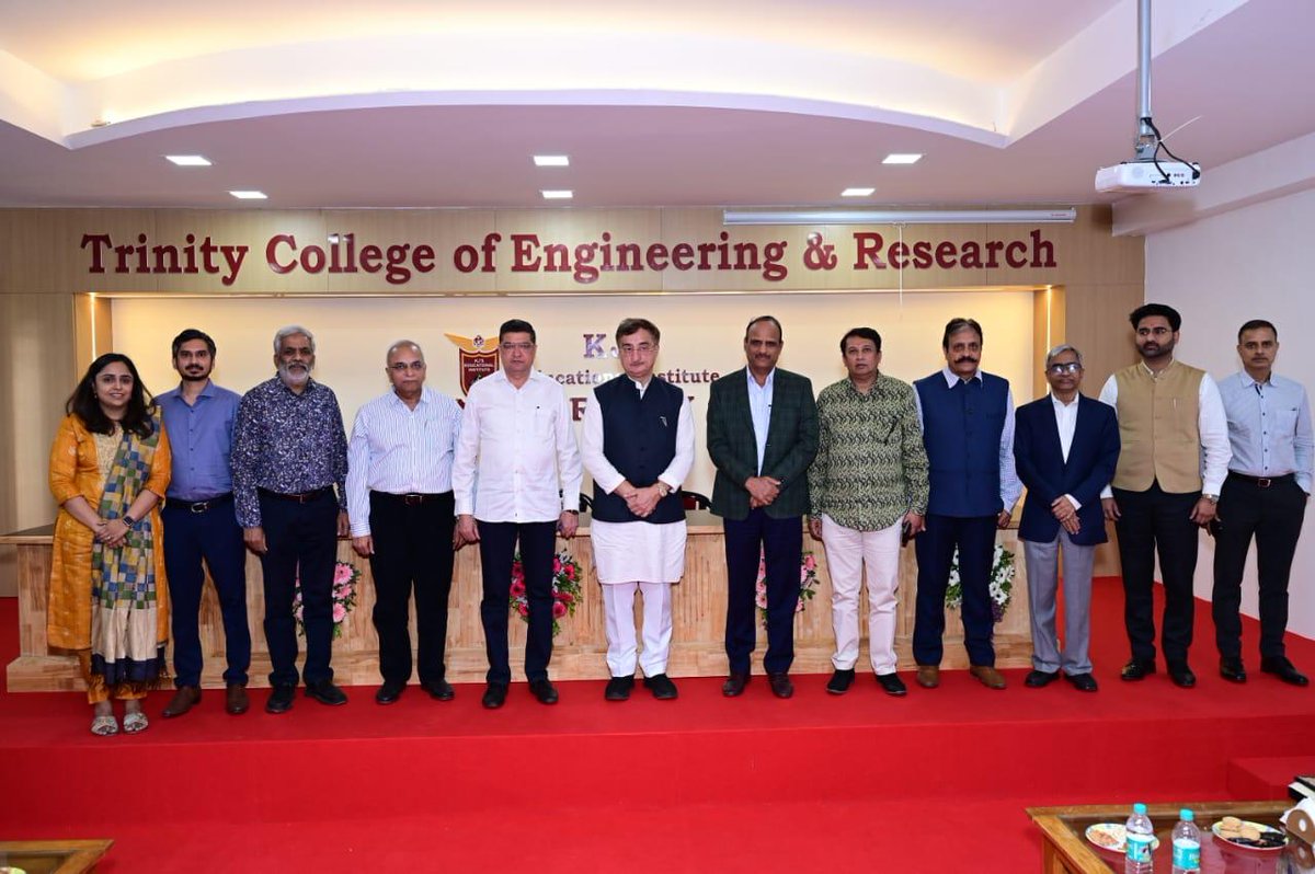 पुणे। कुछ यादगार पल :: auditorium की ओपनिंग एवं स्क्रीनिंग ऑफ़ थे डाक्यूमेंट्री “ The Renaissance Man “. धन्यवाद कल्याण जादव जी एवं केजे ग्रुप ऑफ़ इंस्टीट्यूशंस। ट्रिनिटी कॉलेज ऑफ़ इंजीनियरिंग और associated कॉलेजेस एक बहतरीन initiative।