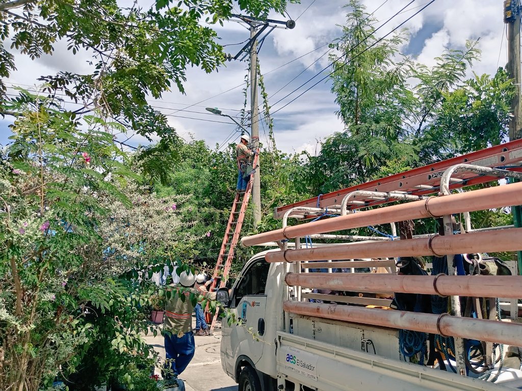 rmoncornejo's tweet photo. Seguimos haciendo la diferencia y dando luz a personas que exigían este beneficio desde hace mucho tiempo en el Distrito de San Bartolomé Perulapía,  Cuscatlán Norte. https://t.co/dEG5a4r7fq