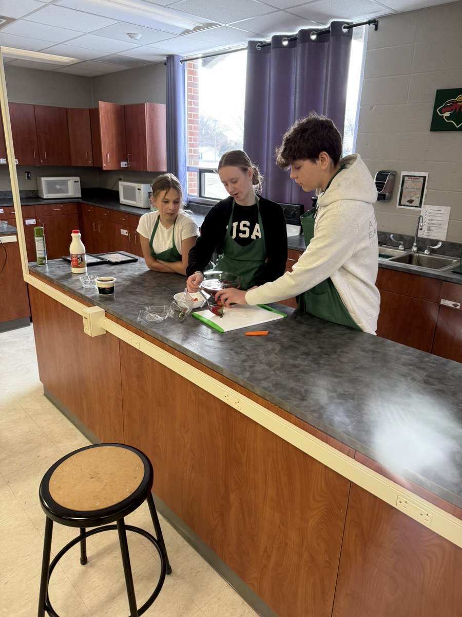 BizMathGuy's tweet image. Business Math 8 - Budget Cooking Challenge:
In this hands-on lesson, Business Math 8 students put their budgeting skills to the test by planning and preparing six different meals for a party of four—all within a strict $20 budget. #BearGrove #Bizmathguy @ByronMSBears @ByronBears