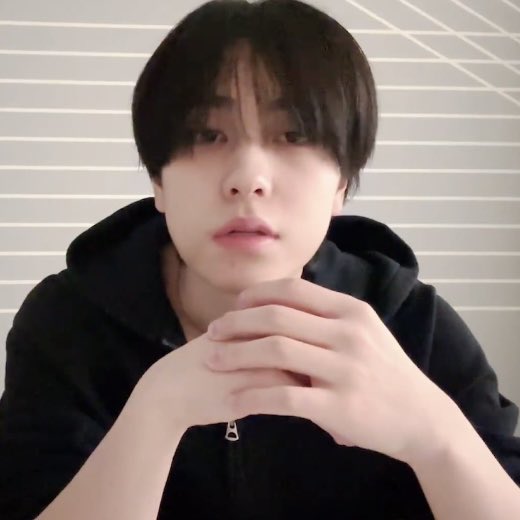 타키가 고개 돌리면 남자. 되가지고 틴트 바를 준비 하다가 다시 정면 보면 내가 알던 햄쥐만 남아잇어서 깔깔웃음