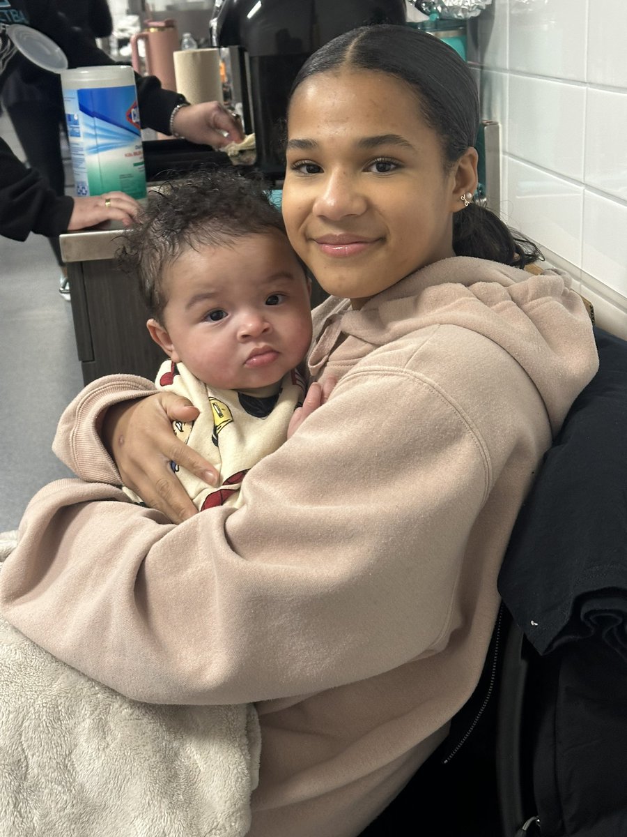 MamaMoodyX5's tweet photo. Behind the scenes with B! He’s a beauty and a gem just like his mama ♥️ #PCHSBasketball #BandMe #LoveHim https://t.co/8wKm7c1tPU
