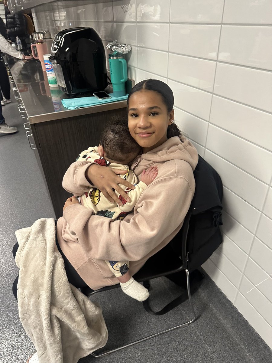 MamaMoodyX5's tweet photo. Behind the scenes with B! He’s a beauty and a gem just like his mama ♥️ #PCHSBasketball #BandMe #LoveHim https://t.co/8wKm7c1tPU