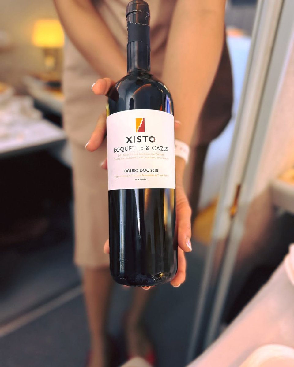 Xisto Roquette &amp; Cazes 2018, the perfect choice to elevate the flavours of an exceptional meal on board <a href="/Emirates/">Emirates</a> First Class.🍷👌🏼
. 
🔞 Be responsible, drink in moderation.
#Douro #Bordeaux 
#VinhoTinto #RedWine 
#DouroWines #Vegan 
#GreatWine #RoquetteCazes 
#WineLovers #Wines
