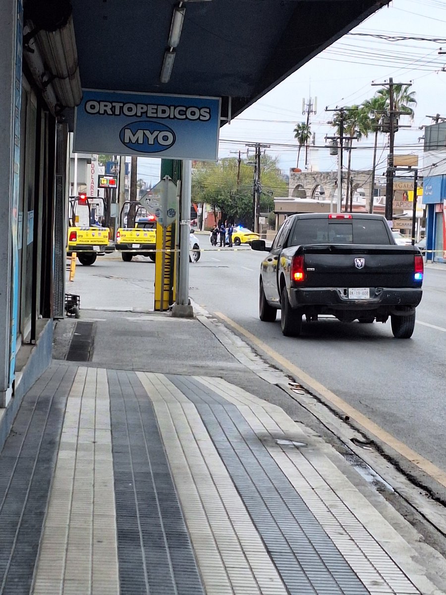 Cicmty's tweet photo. ⚠️ #Vialidad cerrada por detonaciones de arma de fuego en Calle Enrique C. Livas y Cuba, Col. Vista Hermosa, autoridades en el lugar #Monterrey 16:53 vía @seleneconese https://t.co/5nNgeb2p20