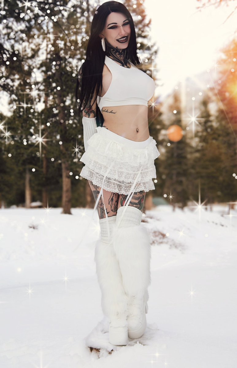 Jemmajune_'s tweet photo. Winter wonderland🖤 https://t.co/sdjBLe6qa5