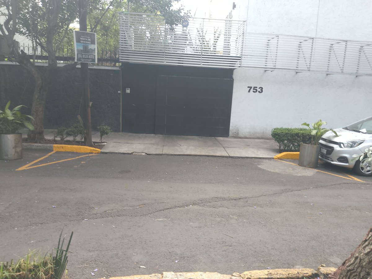 iguerson's tweet photo. Qué tan válido es esto, calle López Cotilla, Del Valle donde escasea el estacionamiento @SSC_CDMX https://t.co/e2krnuGEbl