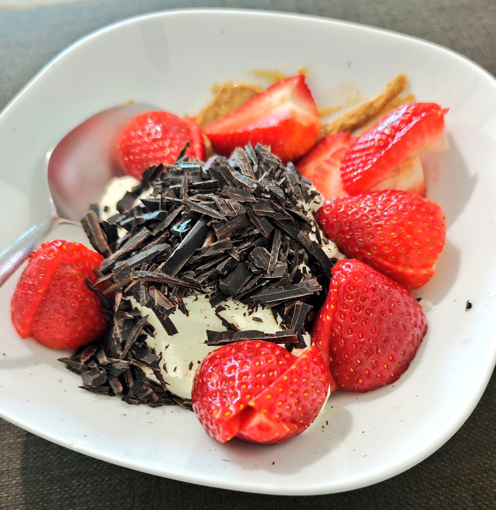 Mr_V786's tweet photo. Last meal of the day.
Protein yogurt
Dark choc
Peanut butter
Strawberries https://t.co/eEr52MrKwR