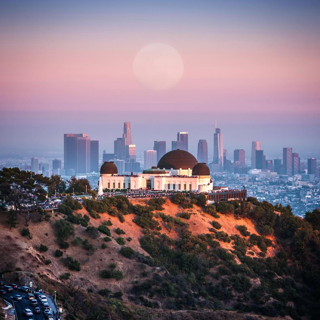 Chasing moonlit dreams around Los Angeles at Griffith Observatory. 🌕 Have you ever been to this free-to-visit observatory in Griffith Park? 🌳

📷 elliotmcgucken on IG
