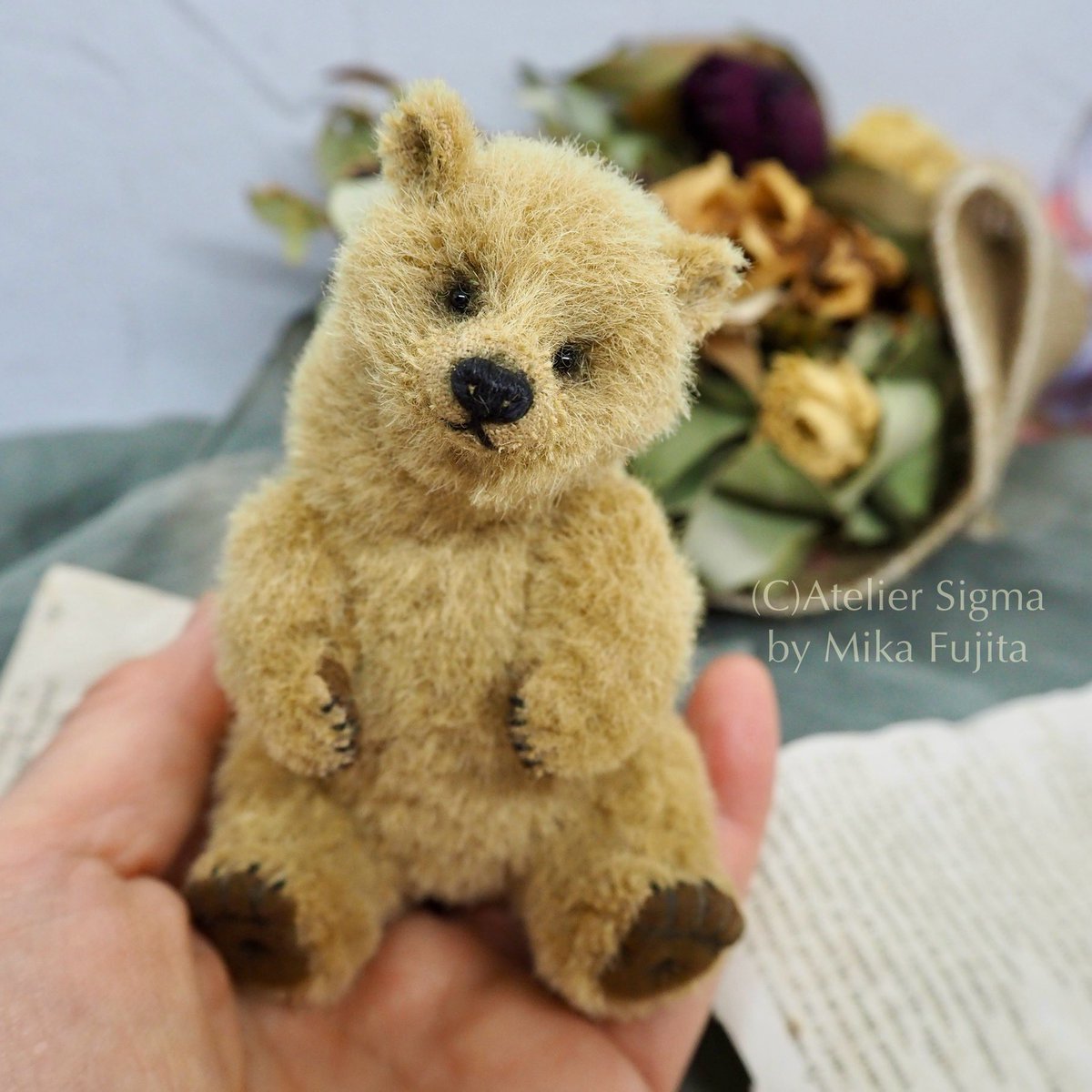 sigma_mikarin's tweet photo. “Weiss“
11.5cm
Alpaca, Glass Eyes,
6 joints
See you at the Hugglets Winter BearFest 2025 in London!
23 February 2025
Hugglets Winter BearFest 2025
at Kensington Town Hall, London
stand No.127
https://t.co/X7mm9TPmDx
#Hugglets
#WinterBearFest
#ateliersigma https://t.co/P9vyPtPI0R