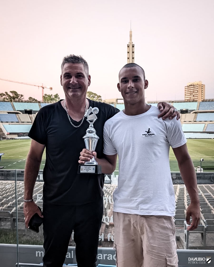 👏🏻 𝐏𝐫𝐞𝐦𝐢𝐚𝐜𝐢𝐨́𝐧 de <a href="/JuvenilesAUF/">Juveniles AUF</a> 

Campeón Uruguayo | Sub-19 🏆 
Tabla Anual | Sub-19 🏆 
Torneo Clausura | Sub-19 🏆 
Fair Play | Tercera División 🏆 
Valla menos vencida | Sub-16 🧤 

#LaUniversidad🎓