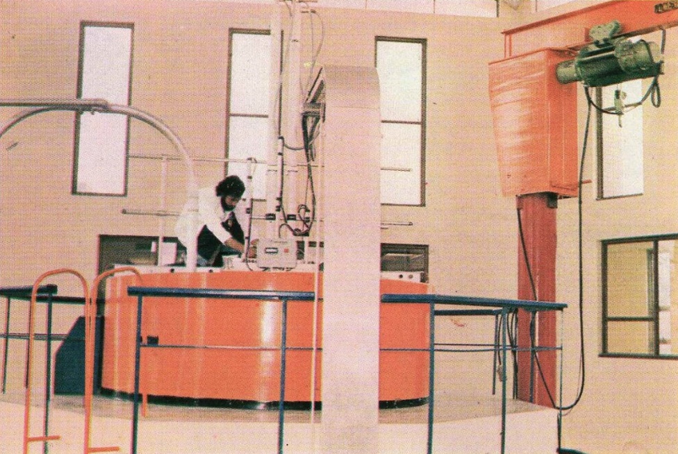 Hoy hace 60 años se inauguró el primer y único reactor nuclear que tenemos en Colombia 😲: el IAN-R1. Acompáñanos a un recorrido visual por su historia 🧵