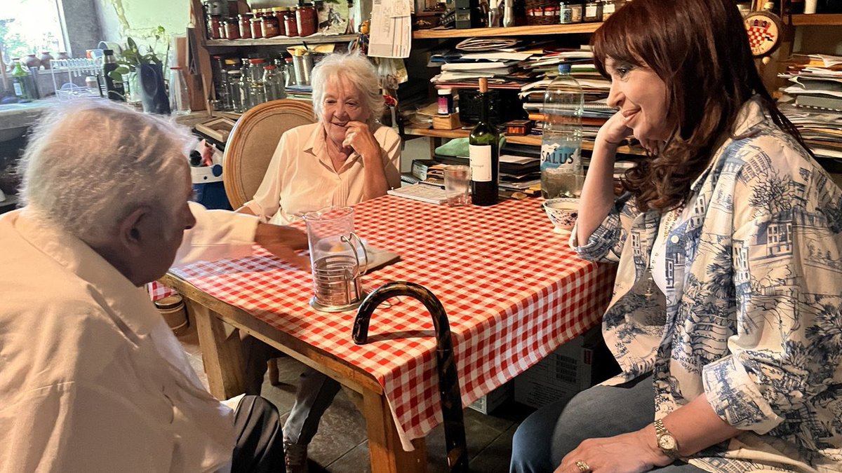 Hoy con Pepe y Lucía en la cocina de su chacra. En Uruguay, claro. Charla y análisis de militantes que lo seguirán siendo hasta el último día de sus vidas. Gracias a los dos por el momento compartido. Y por todo lo demás también.