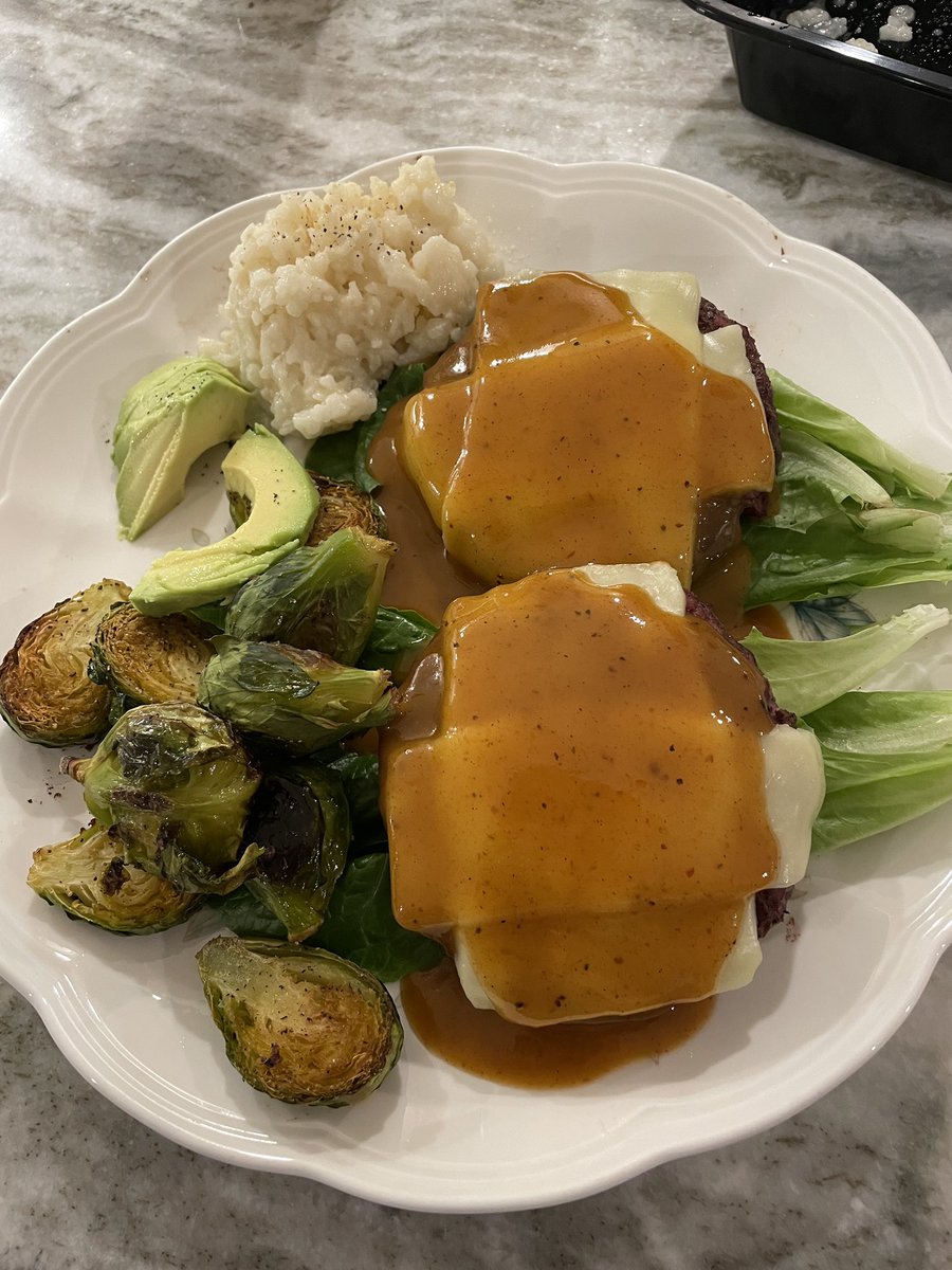 BHLevesque's tweet photo. Bunless cheeseburgers, Brussel sprouts, risotto #grillon 🍔 https://t.co/oX07QuJDTc