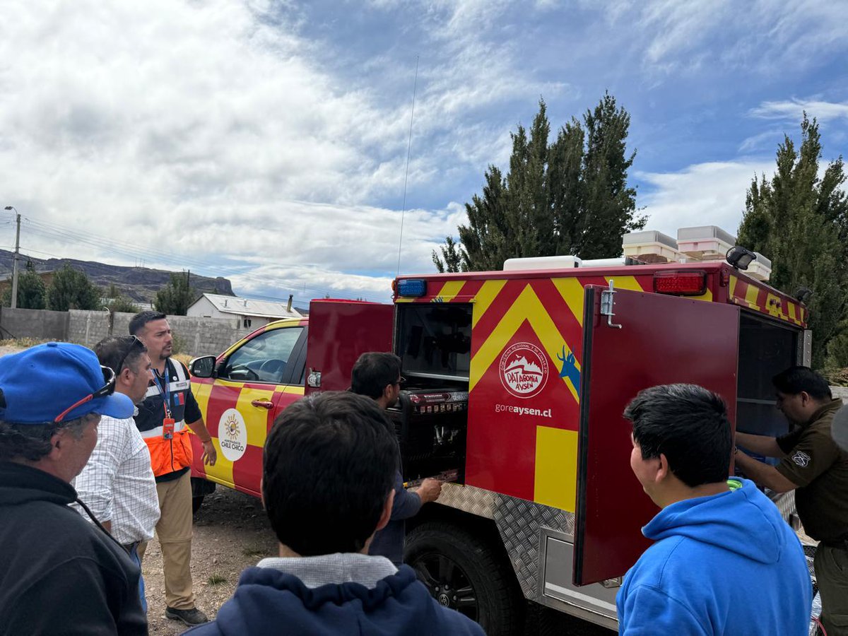 Senapred's tweet photo. Durante esta jornada el equipo de #SENAPREDAysén realizó capacitación sobre el uso de camioneta de emergencia y su equipamiento a la Municipalidad de #ChileChico, actividad que contó con la participación del alcalde de la comuna, Ariel Keim, y su equipo, además de funcionarios de Carabineros y Bomberos.