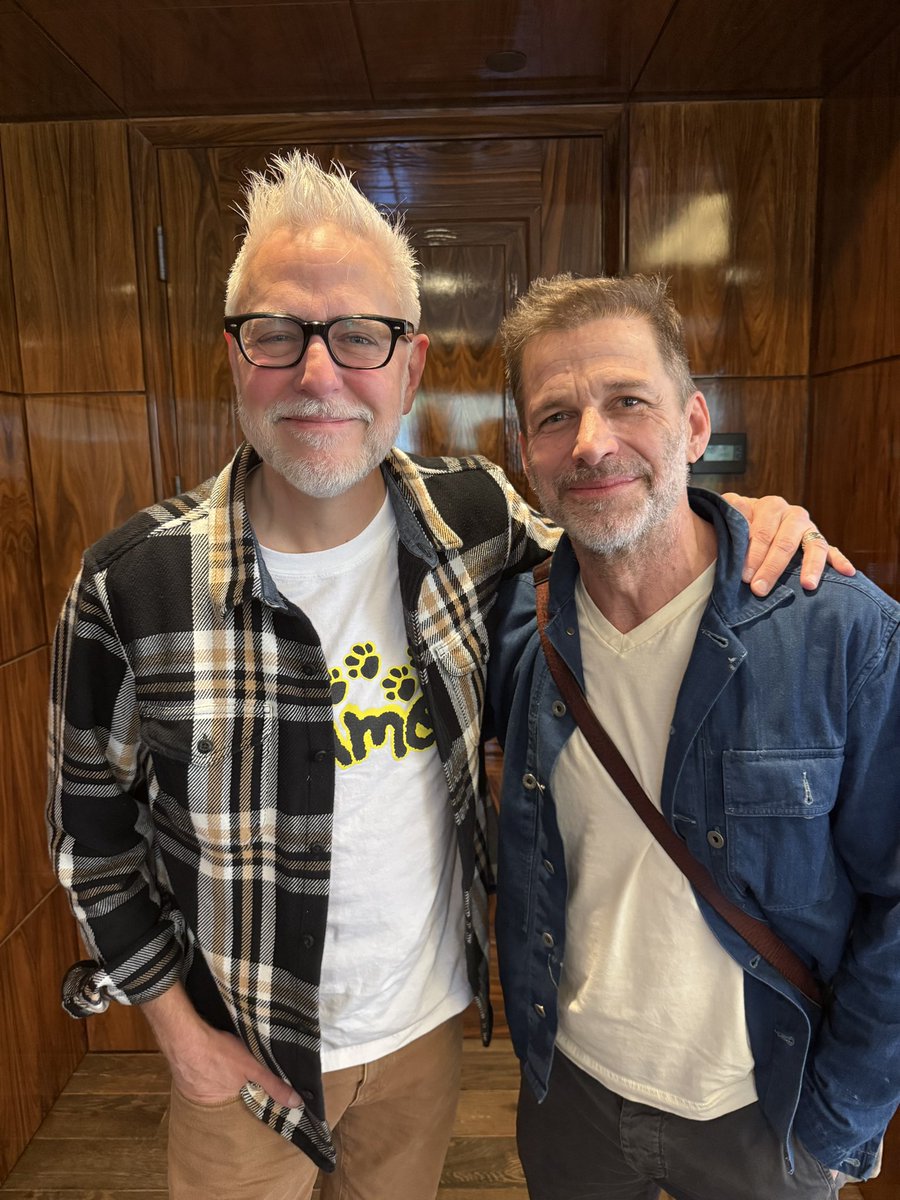 James Gunn comparte una foto junto a Zack Snyder y lo elogia como cineasta y narrador: “Siempre es un placer ponerme al día con mi amigo Zack Snyder, un cineasta consumado (¡y un narrador doblemente consumado!)”.

¿Se avecina una posible colaboración entre ambos?