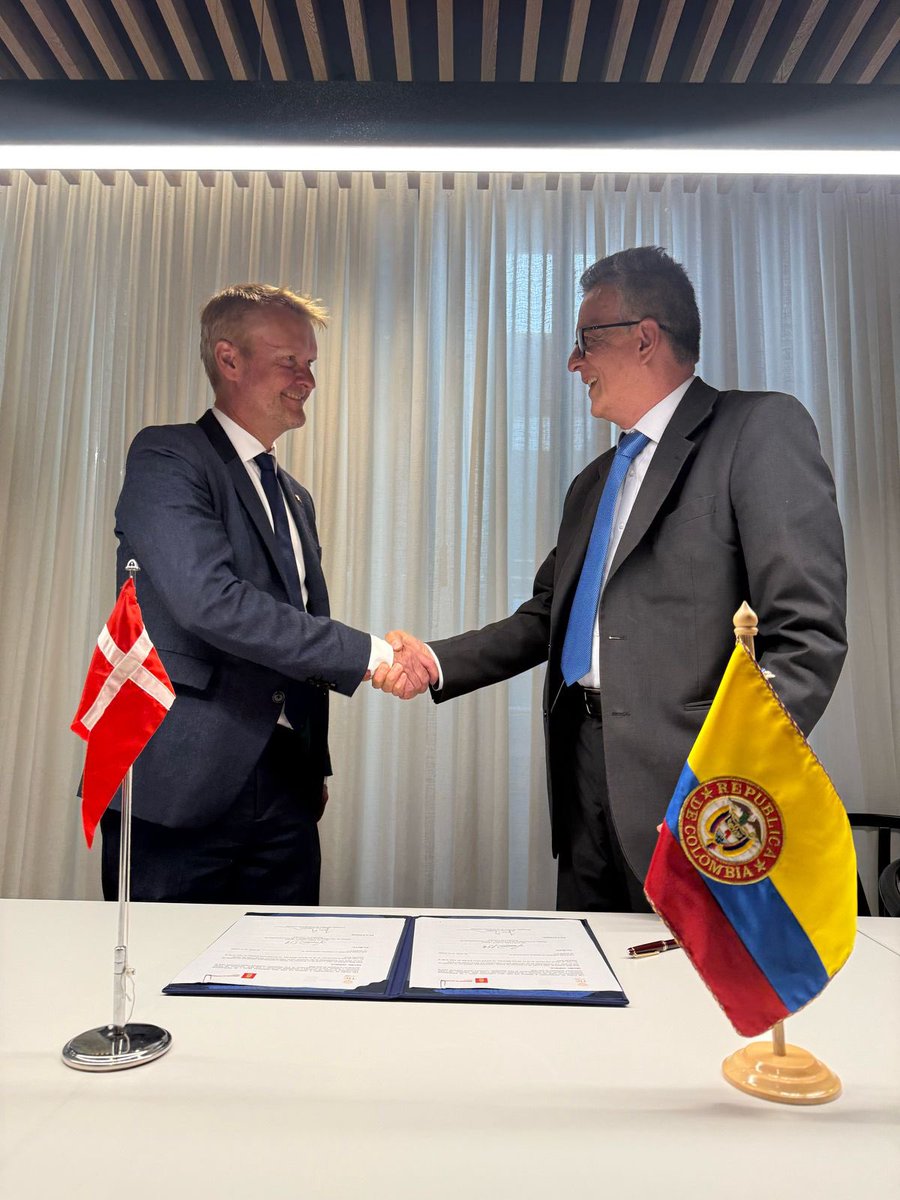 🇨🇴🤝🇩🇰 Colombia y Dinamarca unen esfuerzos para fortalecer la conectividad y el gobierno digital. El <a href="/Ministerio_TIC/">Ministerio TIC</a> y la <a href="/DKAmbColombia/">Jens Godtfredsen</a> firmaron un Memorando de Entendimiento para impulsar estrategias conjuntas en IA, digitalización y cierre de brechas tecnológicas. 📡💻