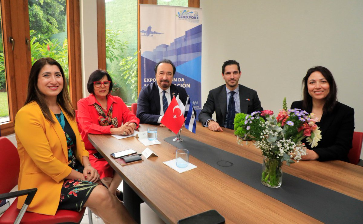 #DeDinero | En el marco de la Misión de Negocios de #Türkiye en #ElSalvador, este jueves, la Corporación de Exportadores de El Salvador (<a href="/COEXPORT/">COEXPORT El Salvador</a>) y la Junta de Relaciones Económicas Exteriores de Turquía (DEIK, por sus siglas en turco) suscribieron un memorando de