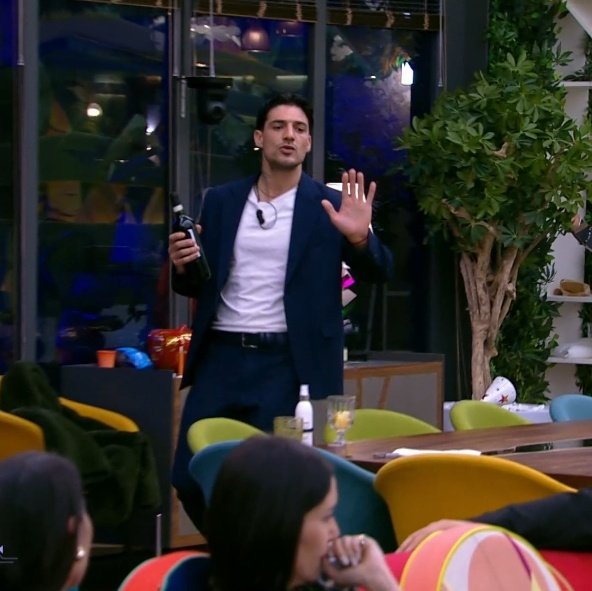 "Ragazzi abbassate un po' la voce, devo lavorare!" 🙈🤣

#shailenzo