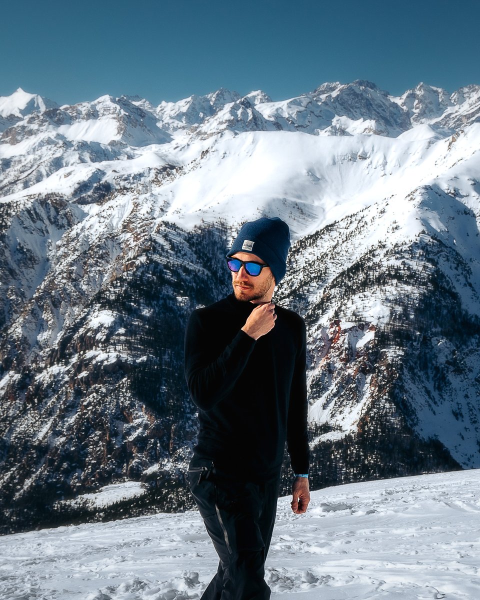 Cold days call for smart layers. ❄️ Merino wool keeps you warm without the bulk, perfect for the slopes and beyond.