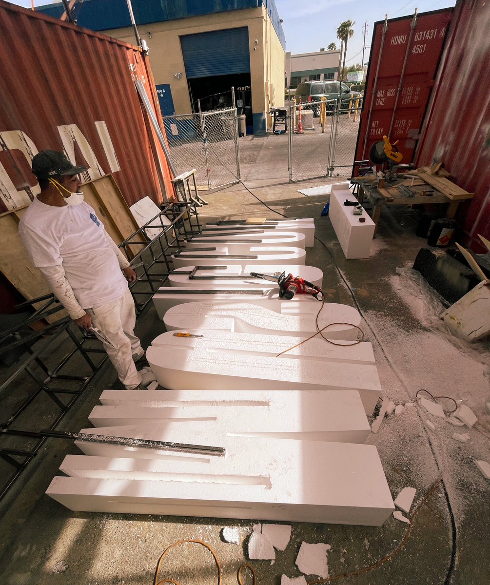 BreakAllPro's tweet image. Following the red carpet under the archway our extra large foam letters took center stage inside the MTV Billboard Awards Music Con. 
#breakallproductions #stagedesign #eventdesign #mtv #largeletters #billboardawards #mtvbillboardawards  #redcarpetevent #foamletters