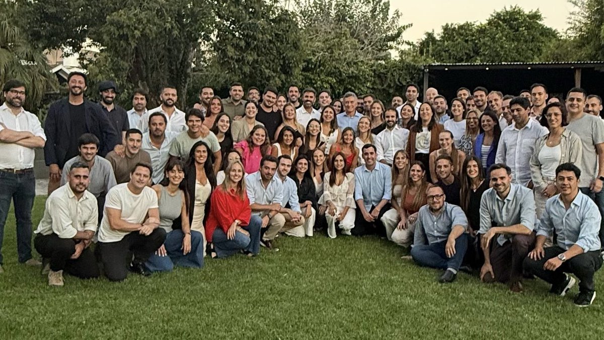 Primer encuentro del #NuevoPro. Hoy, nuestro presidente @MauricioMacri se reunió con algunos de los jóvenes que forman parte de la renovación del PRO. Energía, ideas y visión fresca de nuevas generaciones.