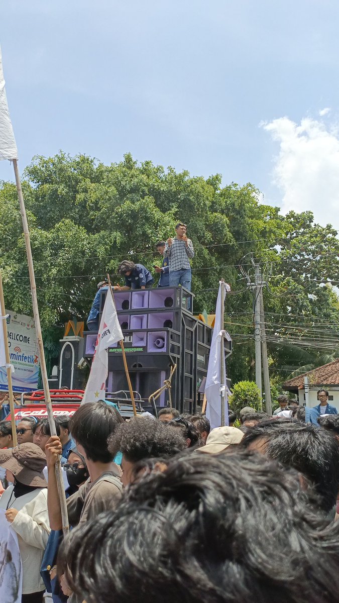 MEDIAunram's tweet photo. [BERITA]
Demo Aliansi Mahasiswa dan Rakyat NTB Melawan; Ketua DPRD NTB Takut Temui Massa Aksi https://t.co/svUAWnUKxL