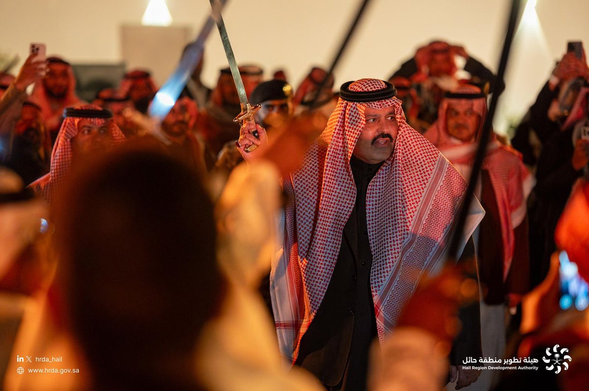 shahd_ssb's tweet photo. بحضور صاحب السمو الملكي الأمير عبدالعزيز بن سعد بن عبدالعزيز أمير منطقة حائل، وسعادة الرئيس التنفيذي للهيئة أ.عمر العبدالجبار

وتحت شعار #طموح_وانجاز، سعدت بتقديمي للحفل السنوي الخاص بهيئة تطوير منطقة حائل مع الزميل إبراهيم الصبيخي

الشكر موصول لإتاحة الفرصة ولزملائي فريق التنظيم https://t.co/fPOwUFDUH4